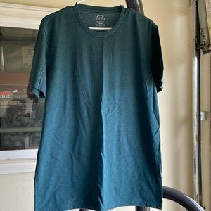 Men’s medium Oakley t shirt
